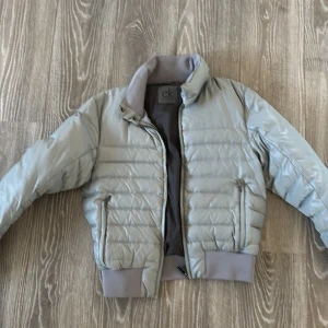 Vårjacka Calvin klein - Säljer denna vårjacka från Calvin klein då den inte passar mig.