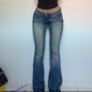 Jättefina lågmidjade jeans från River Island i jättebra skick. Skulle säga att färgen är som på sista bilden. Står storlek 6 men skulle väll säga att de är S. Innerbenslängd: 84 cm Midjemått mätt rakt över: 38 cm