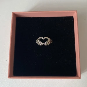 Supersöt ring - säljer då den inte kommer till användning. Använd fåtal gånger💘