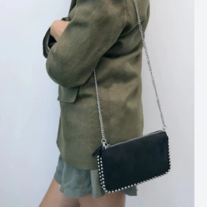 Zara väska  - Säljer denna zara väska i mycket fint skick. Den passar bra till alla tillfällen 💕