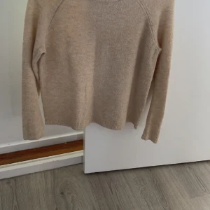 Stickad tröja  - Superfin stickad tröja från pieces i beige. Tröjan är i stl M men passar även mig som har S.  Priset är inklusive frakt.