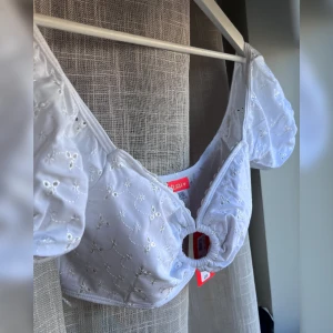 Bikini topp - Super söt bikini topp som tyvärr är för stor för mig. Skulle säkert funka bra som en vanlig topp oxå✨uttagbara kupor