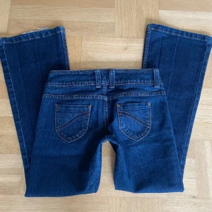 Lågmidjade jeans  - Super snygga lågmidjade jeans som tyvärr är försmå för mig! Inga defekter förutom lite slitna vid hälarna! Midja: 38 cm rakt över. Innerbenet: 71cm.  Hör av er vid fler frågor❤️