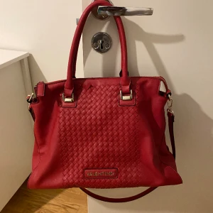 Valentino väska - Jag säljer den här valentina väskan som jag har använt 3 gånger. Inga fläckar, köparen står för frakten 💗