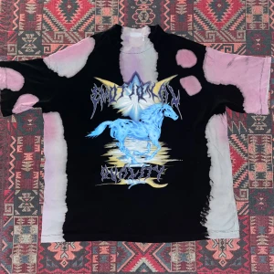 T-shirt - Köptes på weekday och har använts många gånger, fortfarande fin och inget slitage🌻Är i storlek S men är mer som L 