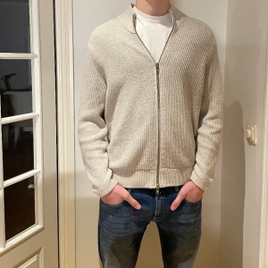 NN07 full zip - Säljer denna snygga stickade full zip från NN07. Tröjan är i fint skick och i stlk L Nypris 1599kr