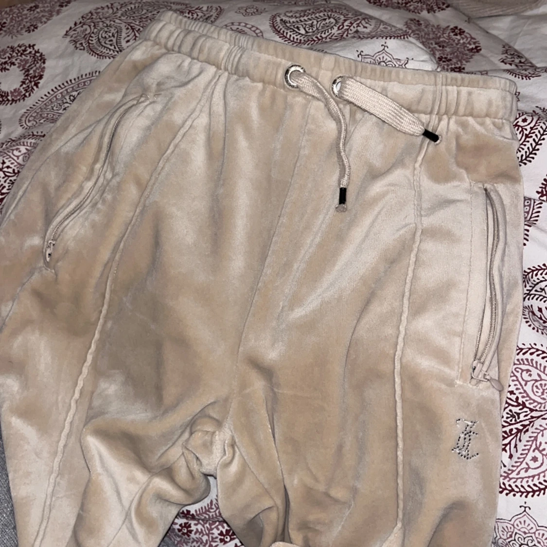 Juciy byxor med fickor 