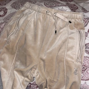 Juciy byxor med fickor  - Säljer mina jätte snygga juciy byxor med fickor då de ej passar mig 