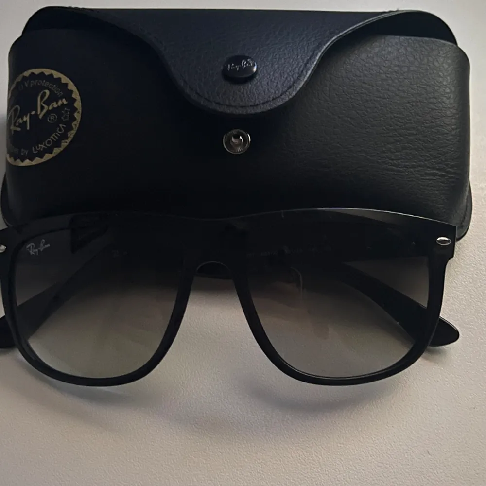 Säljer nu mina riktigt feta Rayban solglasögon! Skick 10/10 inga repor eller likande. Färgen e svart och allt på bilderna ingår. Pris kan diskuteras. Har du frågor är det bara att höra av dig!. Övrigt.