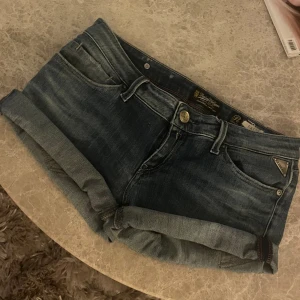 Replay Lågmidjade Shorts - jätte snygga lågmidjade shorts🔥 var från början jeans men har klippt till shorts därav går d ej o få tag på samma🙌  