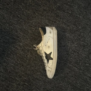 Golden Goose - Golden goose skor size 42  Skicket är inte grymt men därav den billiga pengen. Allt finns till