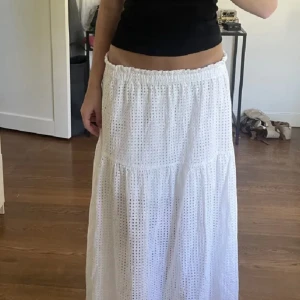 Vit långkjol  - Super fin nu till sommaren💕Använd ett fåtal gånger men säljer nu då den inte kommer till användning längre. Frakt tillkommer! 