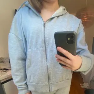 Snygg zip hoodie i bra skick! Säljer då jag inte använder den! Skriv för fler bilder och frågor💘