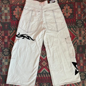 Cargo byxor högmidjade - Använda fåtal gånger. Mycket bekväma och häftiga. Hör av er om ni önskar fler bilder⭐️