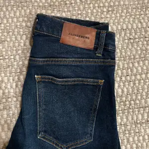 Mörklblåa J Lindeberg jeans i väldigt bra skick, sparsamt använda. Modellen är mid Rise slim fit i storlek W30L34.   100kr