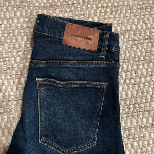 J Linderberg jeans - Mörklblåa J Lindeberg jeans i väldigt bra skick, sparsamt använda. Modellen är mid Rise slim fit i storlek W30L34.   100kr