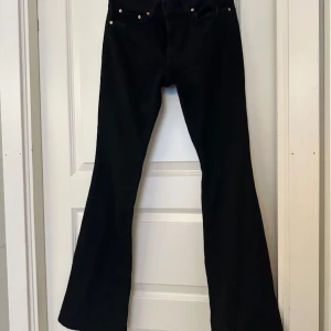Bootcutjeans - GinaTricot - Säljer ett par bootcutjeans från GinaTricot. Använda någon enstaka gång, men är tyvärr för stora för mig. 