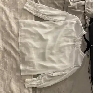 Säljer den här otroligt gulliga vita blusen i strl M (men sitter som en S) från Shishangeeng - Fashion Collection, skriv vid frågor💞💞