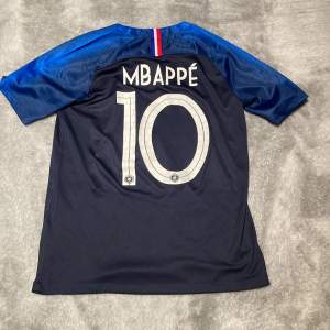 Fotbollströja från när Frankrike vann VM 2018. Mbappe 10 på ryggen.