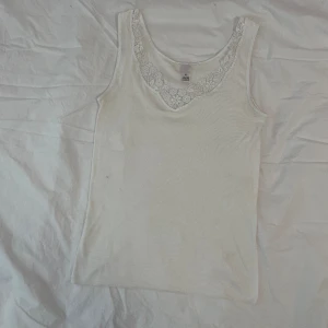 Pyjamas linne - Vitt linne med spets detalj från Calida. Köpt second hand men fint skick ändå! 💕