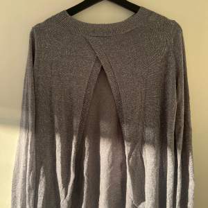 grå glittrig tröja som är öppen i ryggen ifrån veromoda 