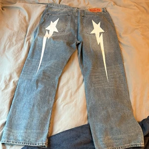 BAPE BYXOR - Använda en gång då dem var alldeles för stora i midjan tyvärr. Sitter som 34/32, perfekt till den som tycker om jävligt baggy byxor skulle jag säga.