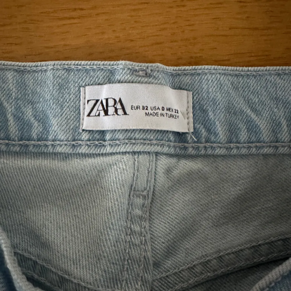 Superfina jeans från zara med en slits längst ner (bild 2). I bra skick. Low waist med raka ben. Är ganska långa i benen🩵. Jeans & Byxor.