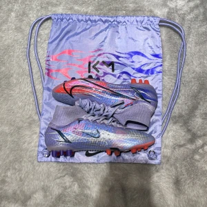 Fotbollsskor - Nike Mercurial Elite KM Flames, använda någon träning. Skick 9/10.