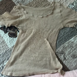 Tröja  - En fin beige tröja med ränder går att tillägga att den är genomskinlig men super fin 