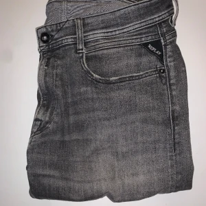 Replay Rocco Jeans - Säljer mina gråa replay jeans. Rikigt fräscha och snygga med rips utan hål. Storlek: 33  Skulle rekommendera dessa för någon med lite längre ben. 