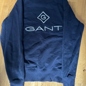 Gant tröja - Hej, säljer denna gant tröja pågrund av att den är för liten har nästan aldrig användt den, jag betalade 1800kr för den och vet inte vad den ligger på nu, Pris kan diskuteras!