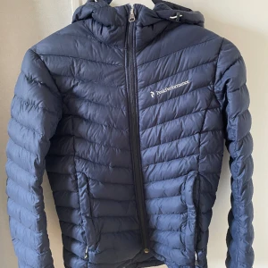 Peak performance jacka dam, mörkblå - Säljer min peak performance då den inte kommer till användning. Inga skador på jackan! Går att diskutera pris, nypris ca 2000 kr