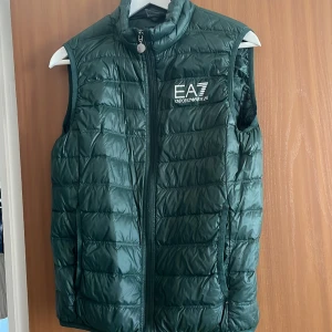 Armani väst - Fett Armani väst nypris 1500 vill sälja då den blivit för lite.  Inga defekter tillkommer 