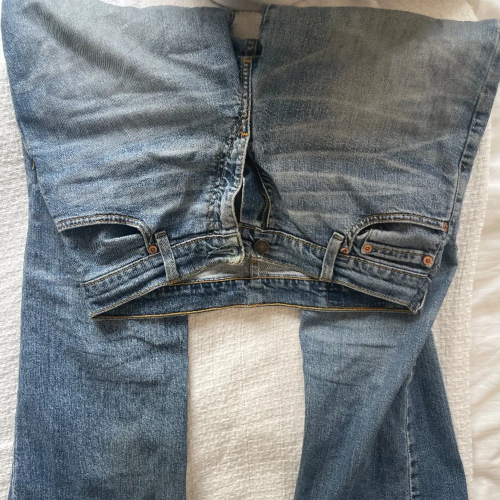 Snygga levis jeans, slitna därav priset, är även sydda på andra knäet och lite insydda i midjan💘. Jeans & Byxor.