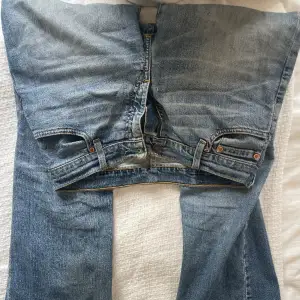 Snygga levis jeans, slitna därav priset, är även sydda på andra knäet och lite insydda i midjan💘