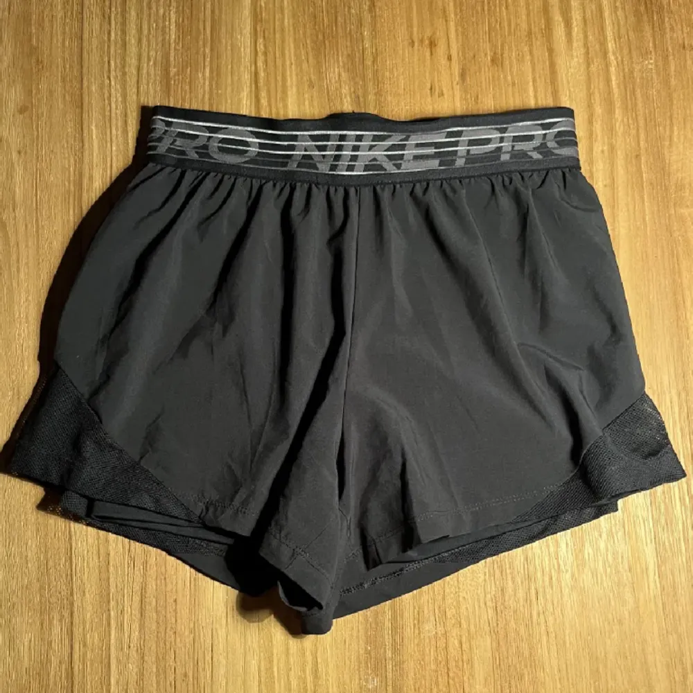 Säljer dessa shorts som ej kommer till användning längre! Super sköna med innershorts i storlek S. De är i gott skick och har inga tecken på användning. Skriv vid funderingar, använd er gärna av KÖP NU!🤍🫶🏽. Shorts.