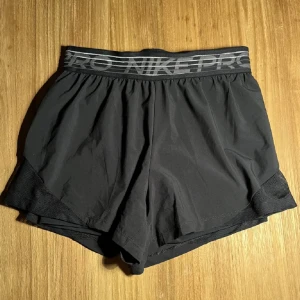 Nike PRO shorts - Säljer dessa shorts som ej kommer till användning längre! Super sköna med innershorts i storlek S. De är i gott skick och har inga tecken på användning. Skriv vid funderingar, använd er gärna av KÖP NU!🤍🫶🏽