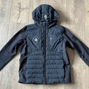 Sail racing jacka - Storlek 160/XS, bra skick finns inga defekter. 2000kr nypris