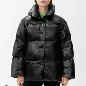 ARKET DUNJACKA - hej! Säljer min fina dunjacka från arket, den kommer inte till användning. Väldigt bra skick, har inga skador. Hör av dig för Egna bilder.