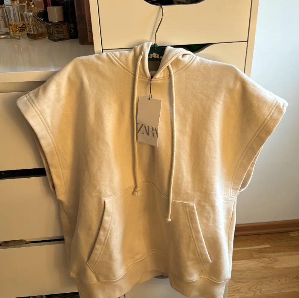 En super fin ljusbeige kortärmad hoodie från zara, helt ny i storlek S💓. Tröjor & Koftor.