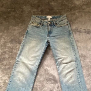 Mid waist zara jeans strl 34 - Knappt använda! Superfint skick och jättebra passform! Säljer pga har blivit för små för mig💕💕