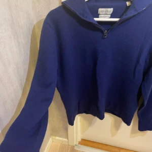 Stickad halv zip - Blå stickad halv zip som är i storlek XL men har krympt i tvätten så är storlek XS/S. Den är i väldigt fint skick utöver att den är krympt
