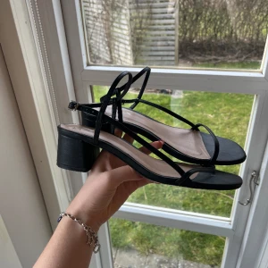 Klackskor  - Basic snygga klackskor som inte kommer till användning🖤