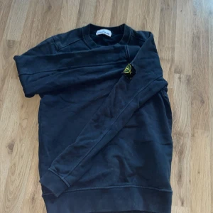 Stone island tröja - Tjena, en stone island tröja i storlek S för för den som vill se fräsch ut till våren! Tröjan ör i befintligt skick! Skriv kring funderingar.