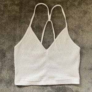 Vit topp strl S - Jättefin sommartopp från zara som aldrig har kommit till användning💕💕nyskick