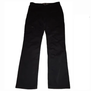 Lågmidjade jeans - Svarta lågmidjade jeans från kappahl. Någon slags mönster på bakfickorna. Säljer för att de ej passar mig längre. Något mjukare jeanstyg.