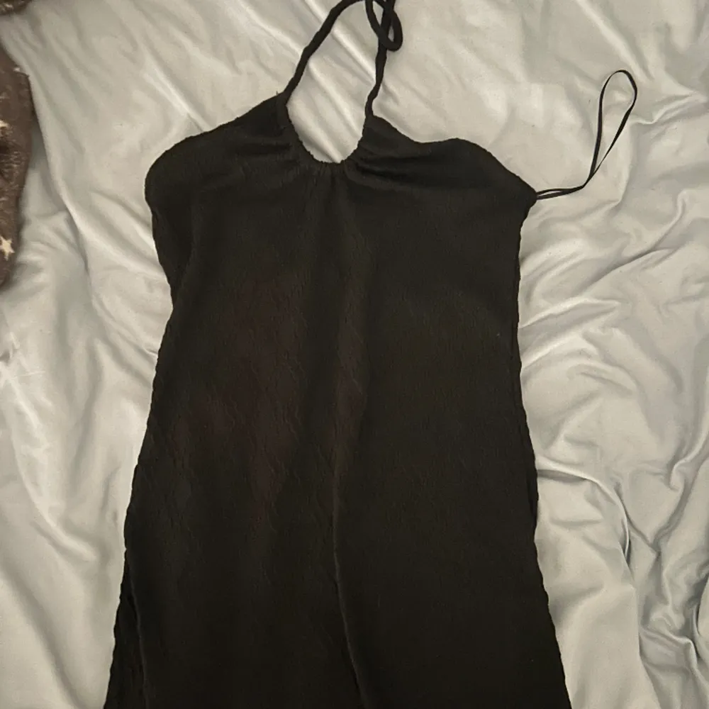 En jätte söt svart klänning från H&M i storlek M. Säljer den eftersom den inte kommer så mycket till användning. . Klänningar.