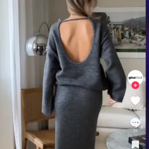 Svart tröja med öppen rygg - Säljer denna snygga stickade tröjan med öppen rygg, köpt på gina tricot men nummera slutsåld. Aldrig använd, inte kommit till använding. Har vanligtvis S eller M i tröjor. (Svart färg på tröjan)