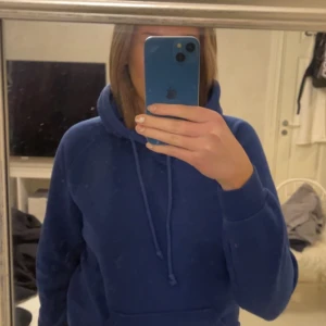 Hoodie - En marinblå hoodie som är ifrån Bikbok💞