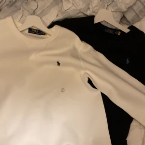 Polo - Tja! Säljer två tröjor i nyskick endast använda 1gång (svarta) då de inte passade mig så väljer jag att passa de vidare! Säljer båda paketpris för 650kr och styck för 400kr 